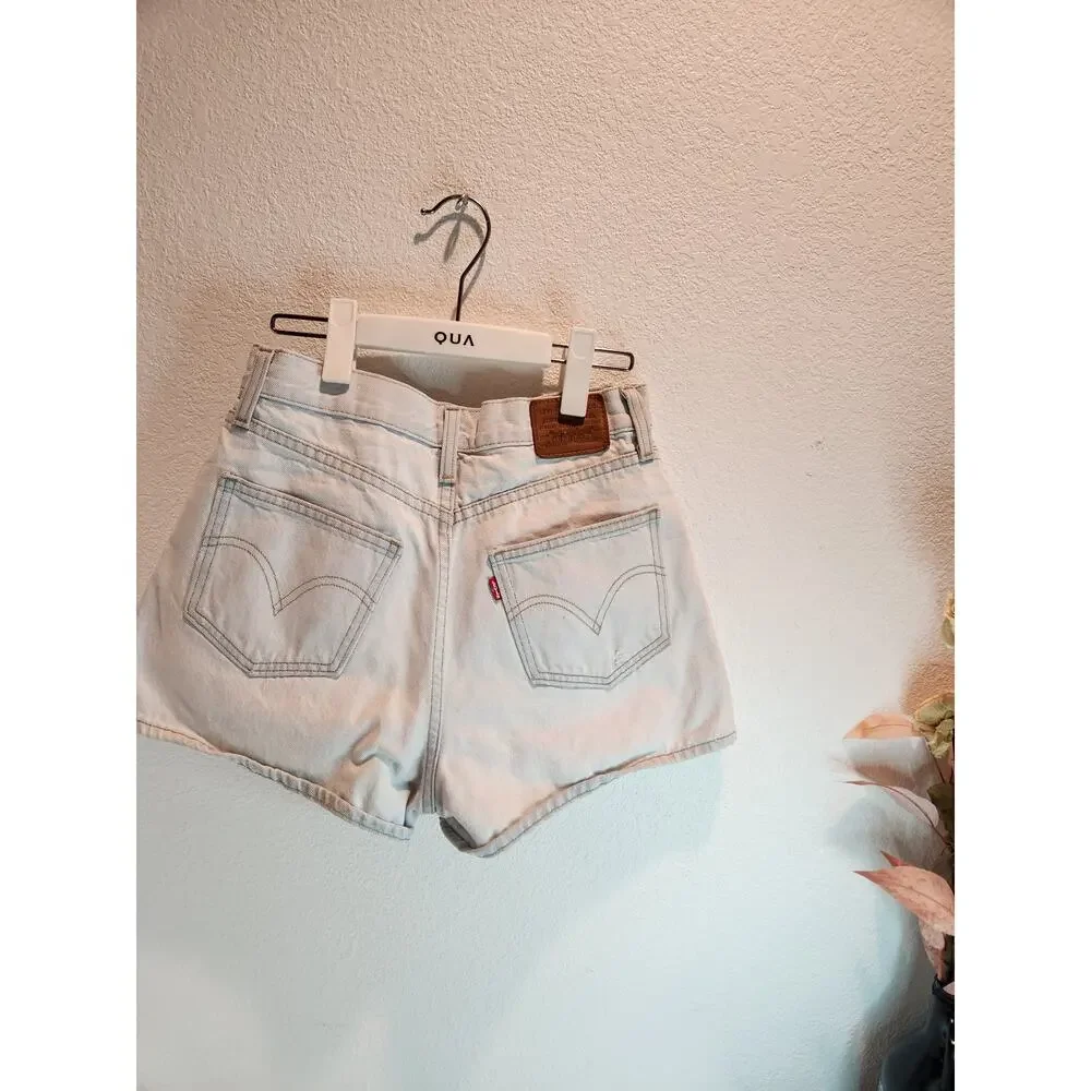 Levi’s Premium Women’s High-Waisted Denim Shorts Light Wash Size‎ 27